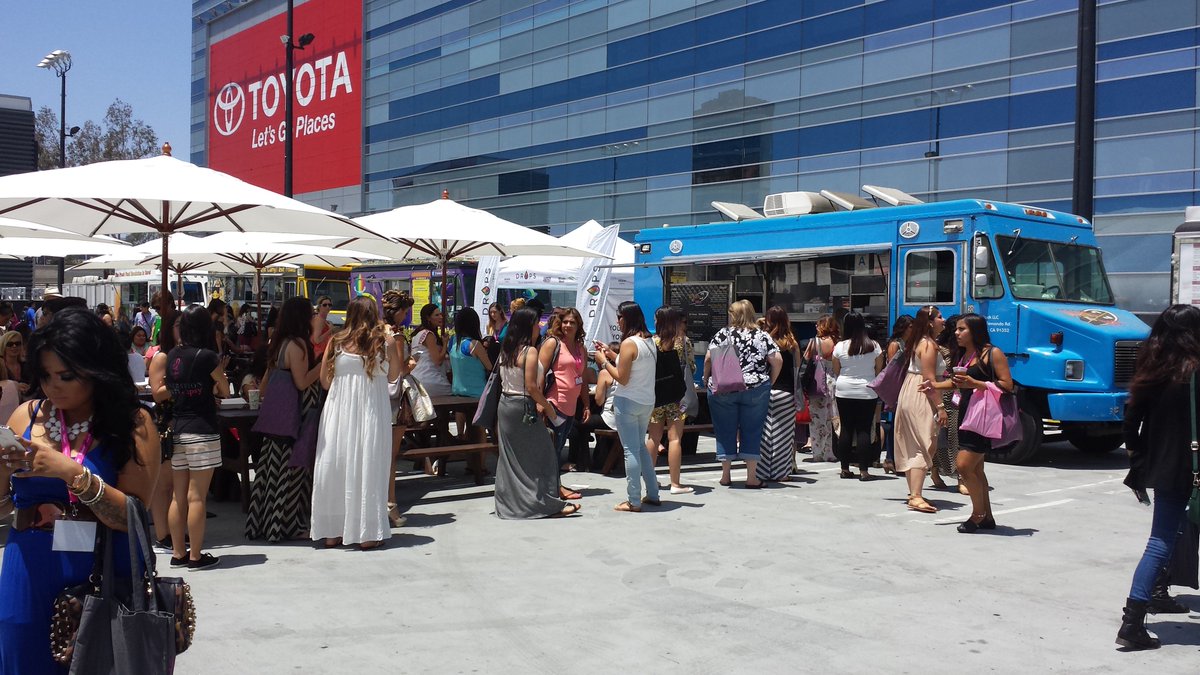 #tacotruckcatering by Hang 10 Tacos is an affordable option for those who are on a budget but want to throw an awesome party to impress #guests. We have a variety of packages to suit all taste and budgets. #tacos #partycatering hang10tacos.com/food-truck-…/taco-truck-catering/
