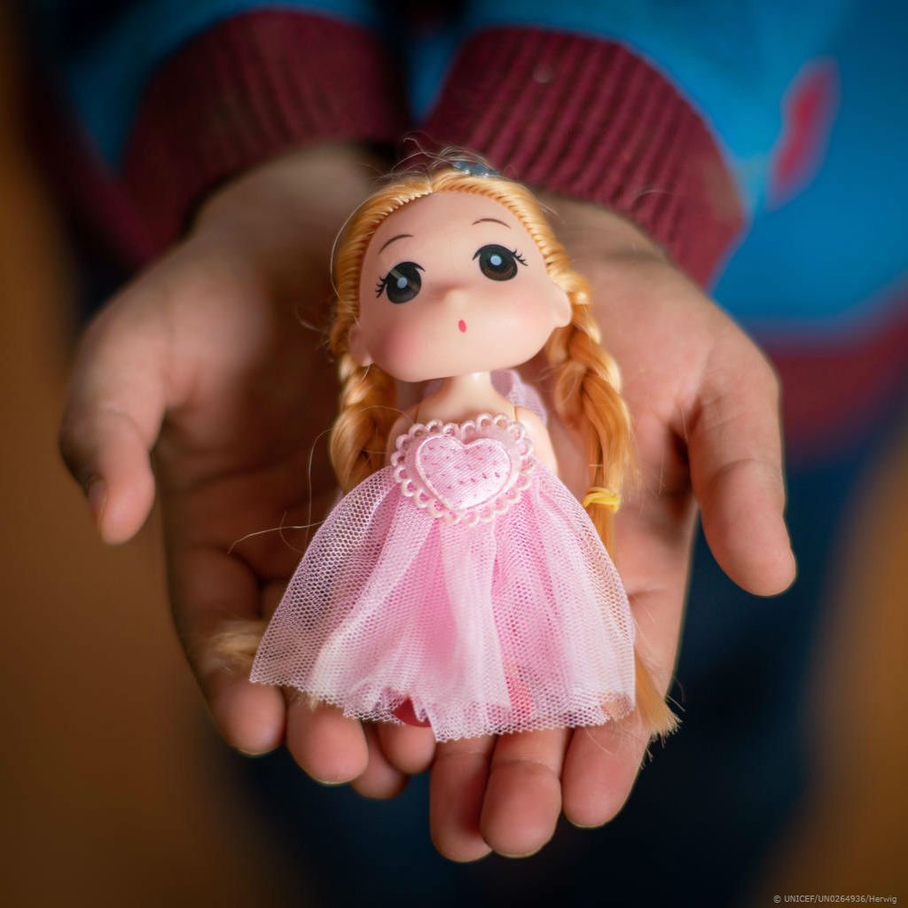 UNICEF's tweet photo. Yara, 10, in Za’atari refugee camp, holds on to the doll her father gave her.

“It got scary in Syria. There were shootings. Dad said ‘get your stuff together, we’re going.’” Yara took her doll and left, now she goes to school and wants to be a pharmacist. #AChildIsAChild https://t.co/KMFSMKZc9Y