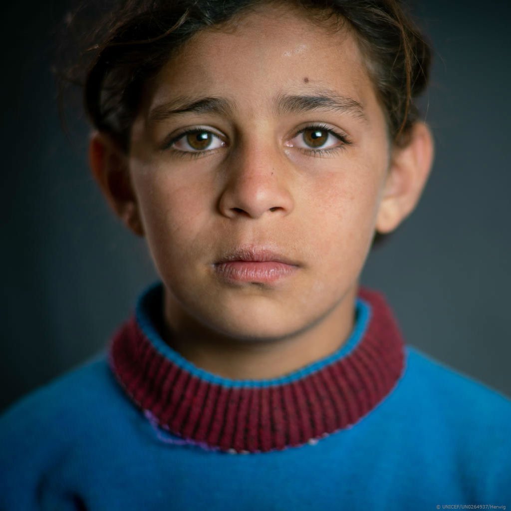UNICEF's tweet photo. Yara, 10, in Za’atari refugee camp, holds on to the doll her father gave her.

“It got scary in Syria. There were shootings. Dad said ‘get your stuff together, we’re going.’” Yara took her doll and left, now she goes to school and wants to be a pharmacist. #AChildIsAChild https://t.co/KMFSMKZc9Y