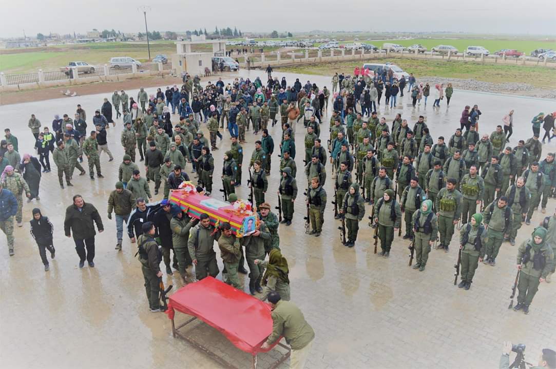 huseyinbozan's tweet photo. Terör örgütü YPG/PKK ölen 13 teröristine #Haseke, #Şidadi, #TelHamis ve #TelTamr'da tören düzenledi.
Leş sayısı her artıyor. https://t.co/wfRKB011Pl