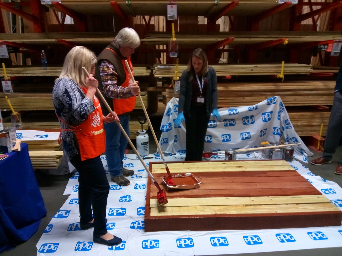 AustinM70549543's tweet photo. Had an awesome time at the HD paint roadshow! Thanks everyone who made it happen! @FlintGlassier
@FredBrownHD @rar1004 @JackieT61831836 @CaleMotley @hollytate122 https://t.co/Iby6ZZtL5I
