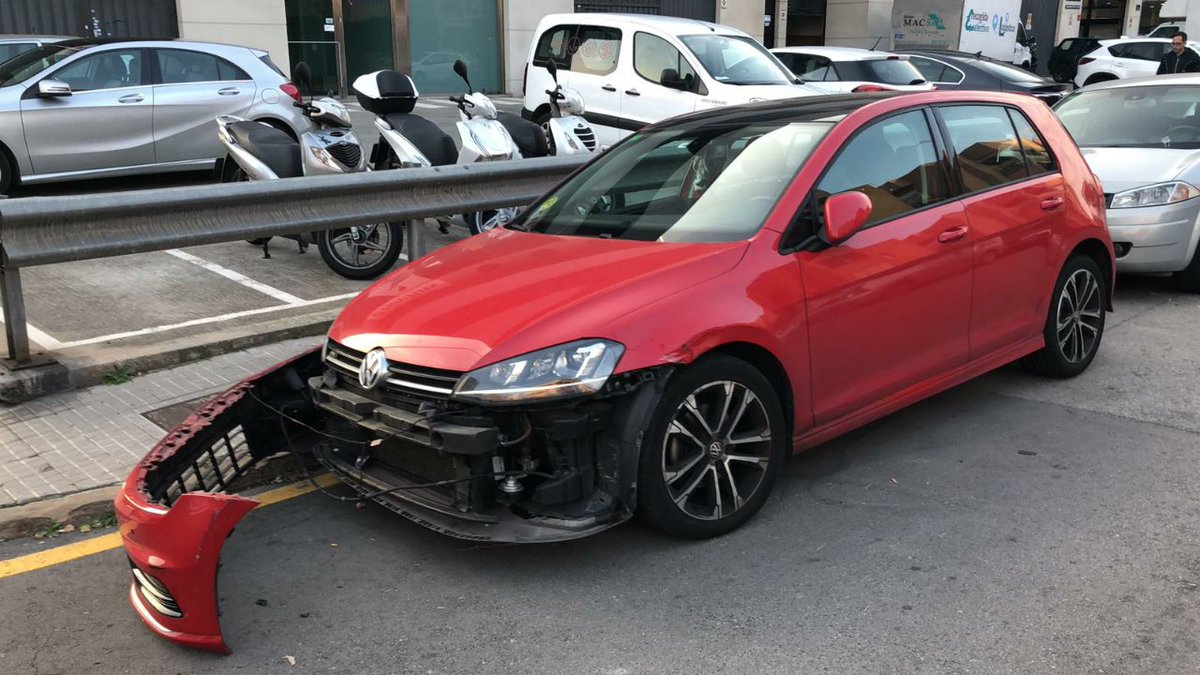 Algún HDP le ha dejado el coche así a mi hermana (dirección doblada también). Esplugues zona antigua Corberó. Nunca pido retweet pero hoy os lo pido, por favor, a ver si alguien de la zona ha visto algo. Muchas gracias <a href="/Heikki_360/">Xabier Sánchez</a> <a href="/keny500/">Christian Ortega</a> <a href="/Digiprost/">Marcelo Arconada</a> <a href="/saxogaming/">SAXO🚗⎠⎠</a> <a href="/cruzdorada/">cruzdorada</a>