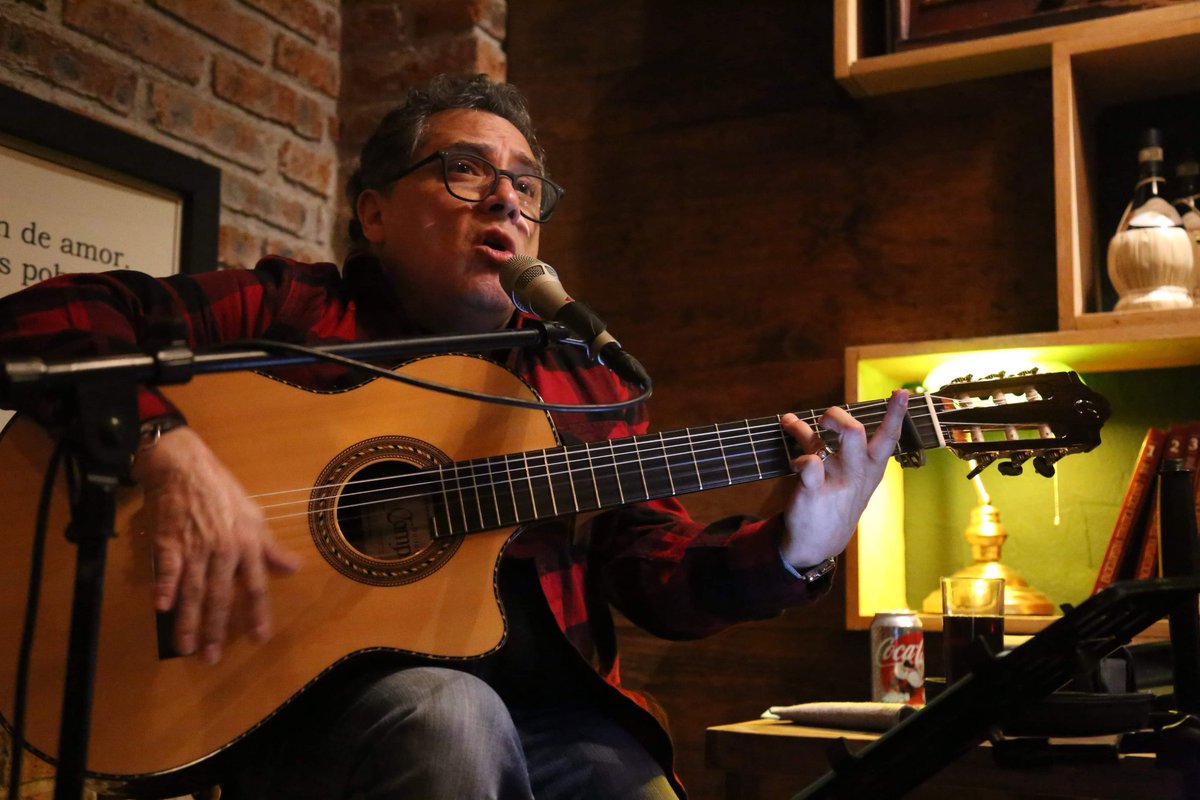500Noches_'s tweet photo. Agradecemos la presencia del Cantautor @AlejandroFilio en las presentaciones de su disco #TrovaAzul en @500Noches_ San Luis, León y Celaya.
Una gran noche de concierto, nos vemos pronto. https://t.co/WTQ6x2lm6n
