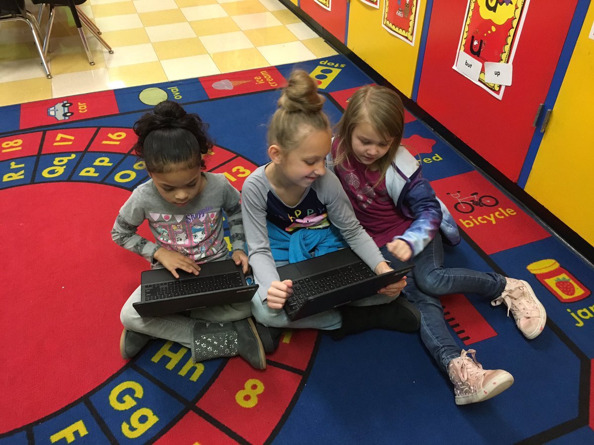maxfieldl1's tweet image. Thanks @MrsUhls for sending your experts! I 💗 it when they teach each other! The conversations were amazing! They absolutely loved it! #JEisThePlaceToBe #CodingKinders