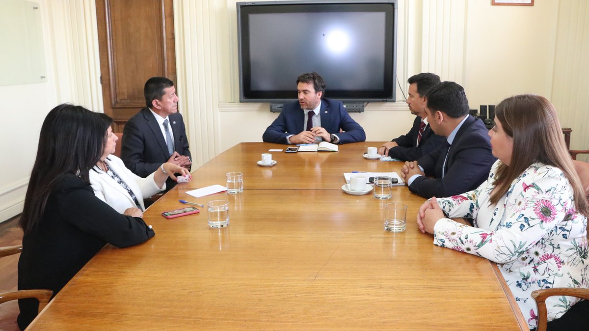 AHORA: Cores <a href="/rrudolphi/">Raul Rudolphi A</a> <a href="/marciaraphaelm/">Marcia Raphael M</a> <a href="/core_inostroza/">Lilian inostroza</a> <a href="/MedinaCore1/">Washington Medina Martinez</a> y Julio Uribe junto a diputada Aracely Leuquén @PrensaLeuquen se reúnen en Santiago con el subsecretario de <a href="/SubseHacienda/">Subsecretaría de Hacienda</a> Francisco Moreno con quien abordaron temas de Presupuesto 2019