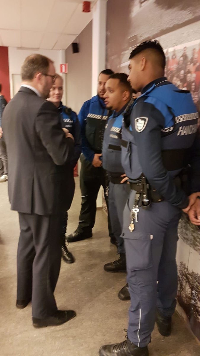 r_verwey's tweet image. Burgemeester @ServaasStoop in gesprek met onze handhavers en spreekt zijn waardering uit.... #verbinding #wederzijdsrespect
