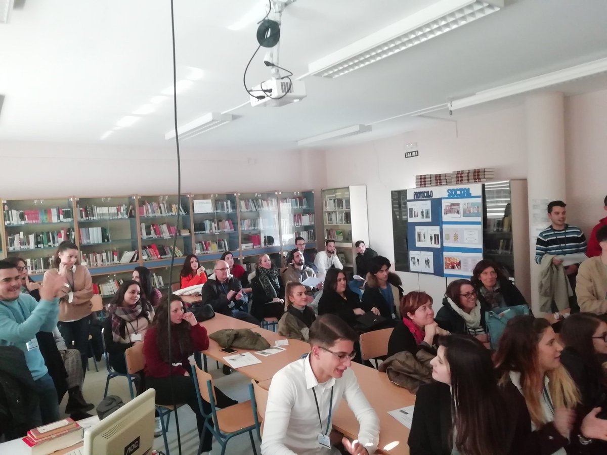rafacampa's tweet photo. Entregando los diplomas en las I Jornadas de Administración y Gestión #gencarfp #Administra2 https://t.co/6u6hrXCABv