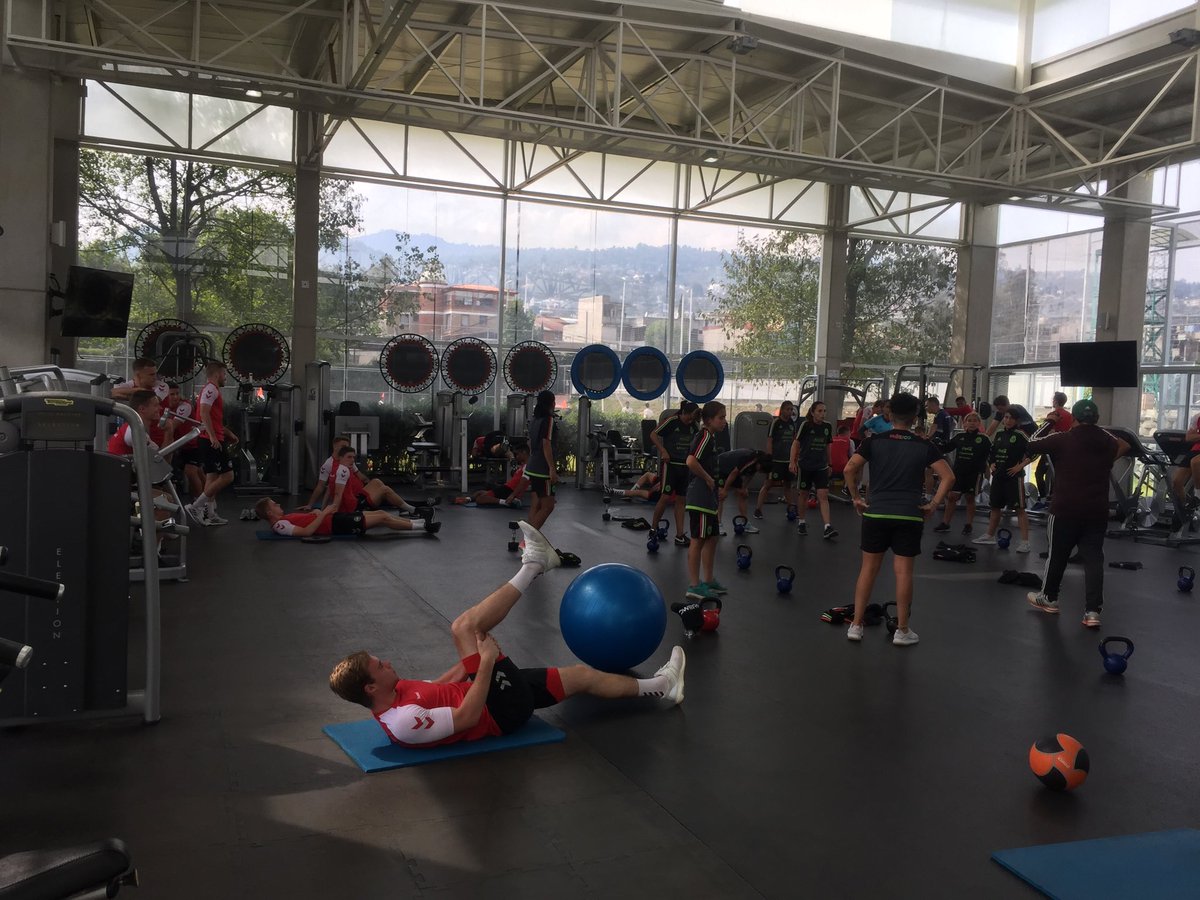 Mexicanere har ikke så strengt et forhold til aftaler og reservationer, åbenbart. Efter græstræning havde vi reserveret fitness i en time til individuelt program. Men så var det Mexicanske kvinde-A i rummet. Vi trænere var mere irriteret end drengene.