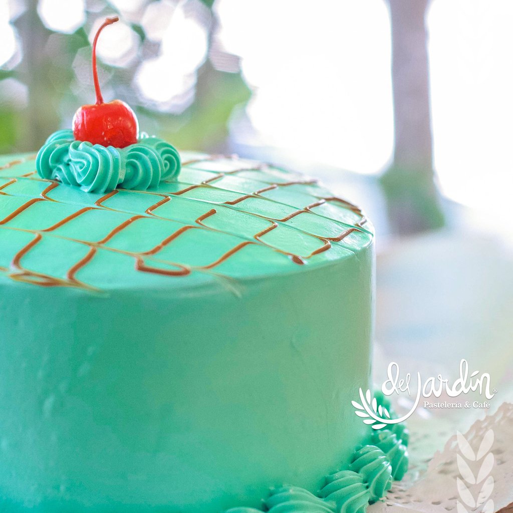DeljardinP's tweet photo. Si quieres sorprender a alguien especial, elige nuestro Mini-cake de Crema Del Jardín: bizcocho de vainilla relleno de crema Del Jardín y cubierto de suspiro verde menta.

#DelJardín #PostresRD #MiniCake #Sweet https://t.co/Hp3HVKpI7e