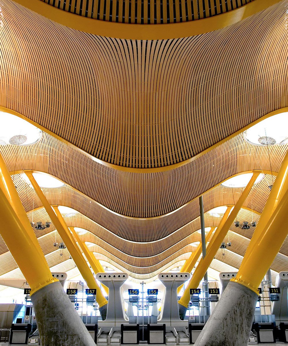 Estudio Lamela fueron el encargado de la creación de la T4 del Aeropuerto de Madrid, en la que los típicos acabados industriales fueron sustituidos por bambú en las cubiertas para dar calidez y adaptarse a las superficies de doble curvatura. 

📷: <a href="/EstudioLamela/">Estudio Lamela</a>

#RevistaAire