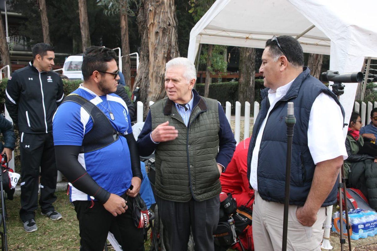 COM_Mexico's tweet photo. Convive @CarlosPBMx con arqueros @cuerdarosa @micozito @e_boardman @abueloalvarez10 y el presidente de @fmta_mx @santiagoavitia, durante un receso del Campeonato Nacional, en el #CDOM https://t.co/ZXzYZdjbk7
