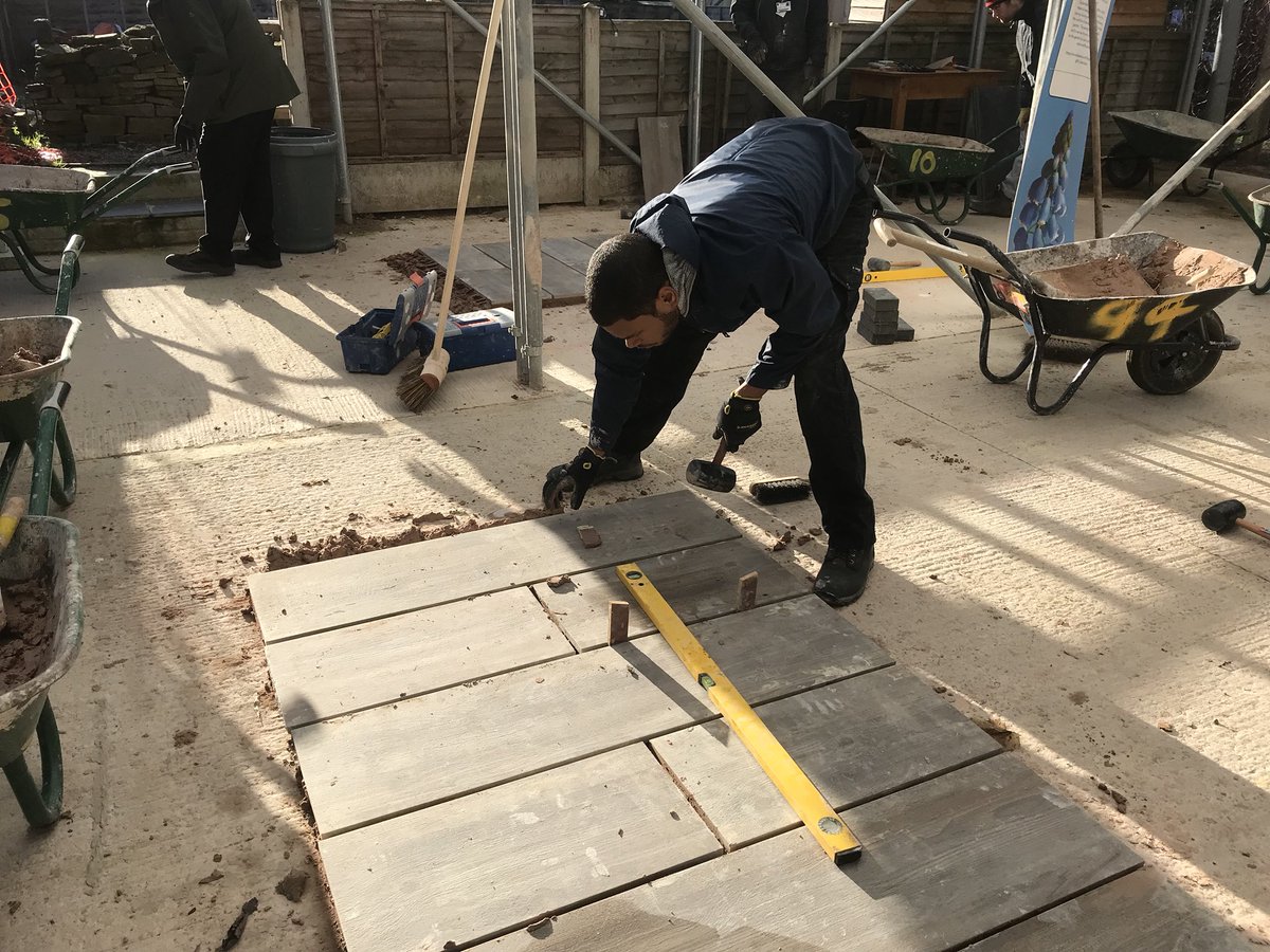 Some excellent engagement with all the students at Myrescough College for another Paving Masterclass. Educating the landscapers of the future. @MarshallsReg @MarshallsGroup <a href="/WriggersK/">Keith Wrigley</a> <a href="/My_Apprentice/">Myerscough College</a> #skillscomingonnicely