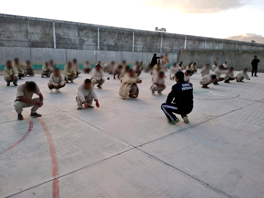 SprsGobOax's tweet photo. 36 Personas Privadas de Libertad del #CREPPSI realizan acondicionamiento físico matutino, disminuyendo su estrés, mejorando la #Salud física y mental de la población penitenciaria. @SSP_GobOax @PREVENCION_SSPO @PARS_GobOax https://t.co/hq8eENUJFK