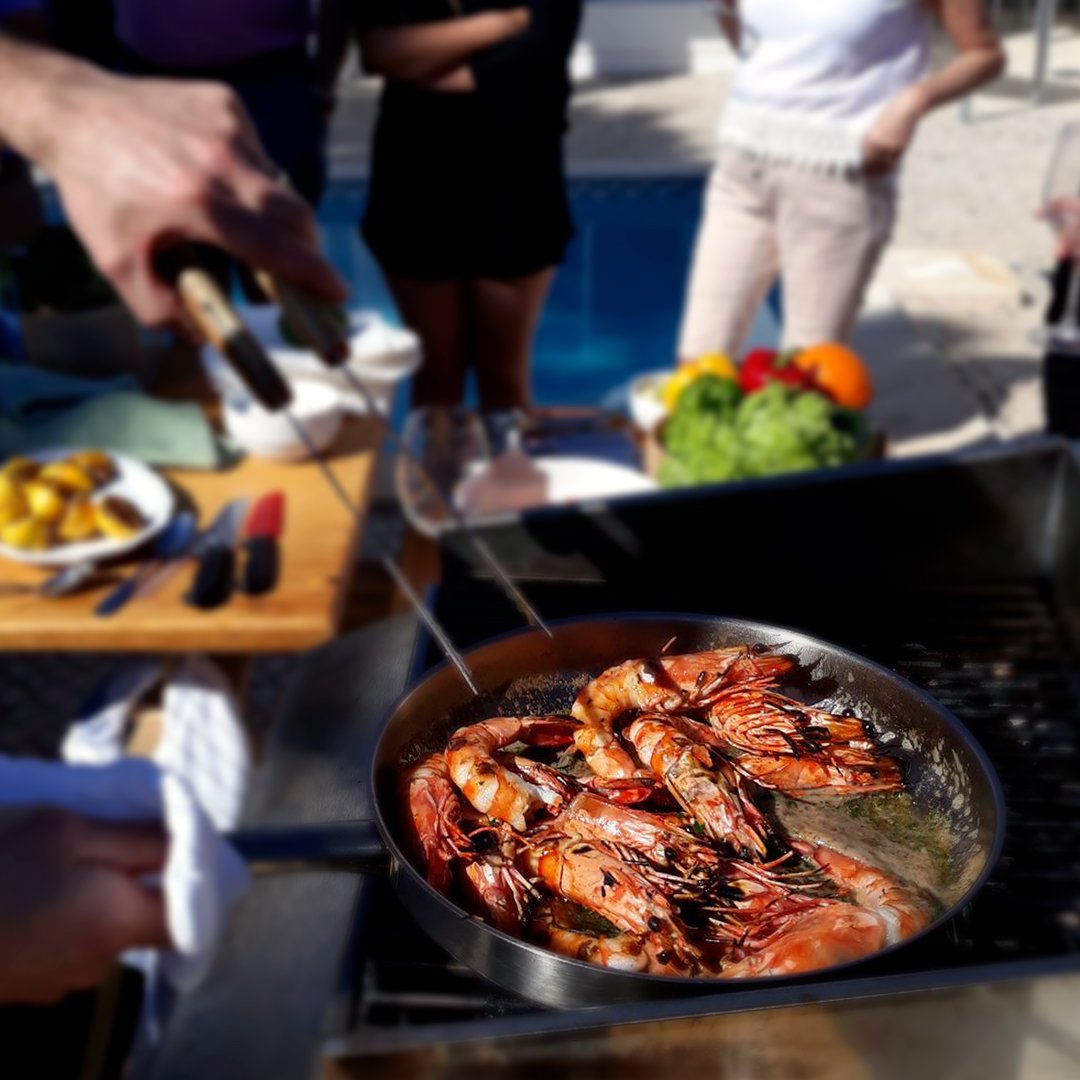4SFairways's tweet photo. Fancy some Trouserless Sizzling Prawns? Find this and other #WinterGrill recipes on our website https://t.co/bbhBdOplEf and take instruction from Tom & Henry in our fun videos. Enjoy Algarve's lovely weather and take a winter sun family break and make feeding your family more fun https://t.co/FIO0hWgUcG