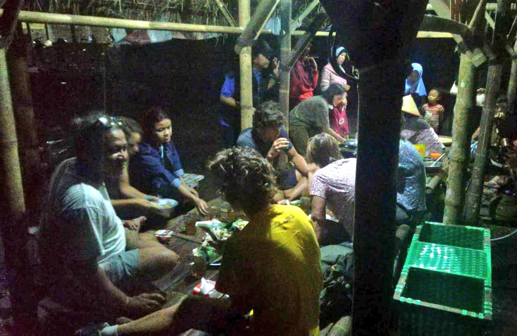 Kami gak ngikuti #DebatPilpres2019
Karena Kami kedatangan tamu @4oupascap dan kami debat makanan mana yg paling enak malam ini