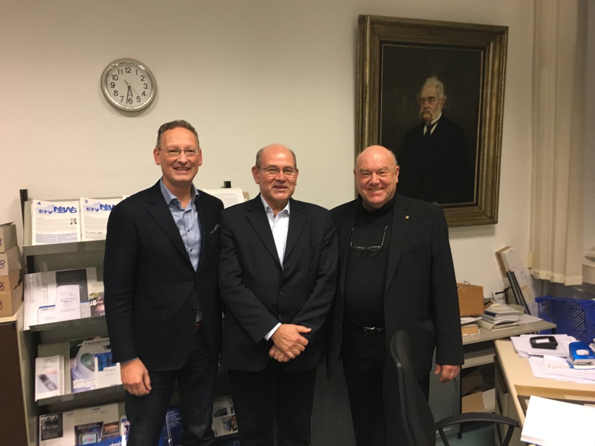 gross_dc's tweet photo. Deak Lazlo von #Innoradar # Ungarn im Gespräch mit Prof. Schwetlick #ETV Berlin und Heinrich #Wienold VDE. Der #VDE sieht Potential für eine privilegierte Partnerschaft zwischen Deutschland und Ungarn im Bereich Elektrotechnik und Informationstechnik. https://t.co/Qhm9mDv3X9