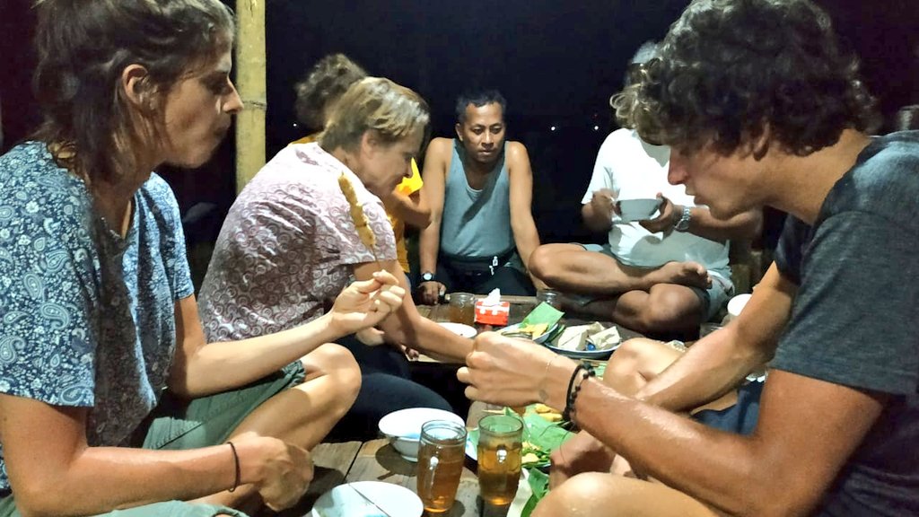 Sop teleng, acar teleng, wedang teleng sudah ludes, tinggal teh &amp; gorengan singkong &amp; kerabatnya... Kami gak mbahas #DebatPilpres2019 kami membahas besok ke Bukit Menoreh buat hunting ini itu biar makin bercerita &amp; mengudara. 

Met rehat kawan pejuang,,, jgn lupa anu