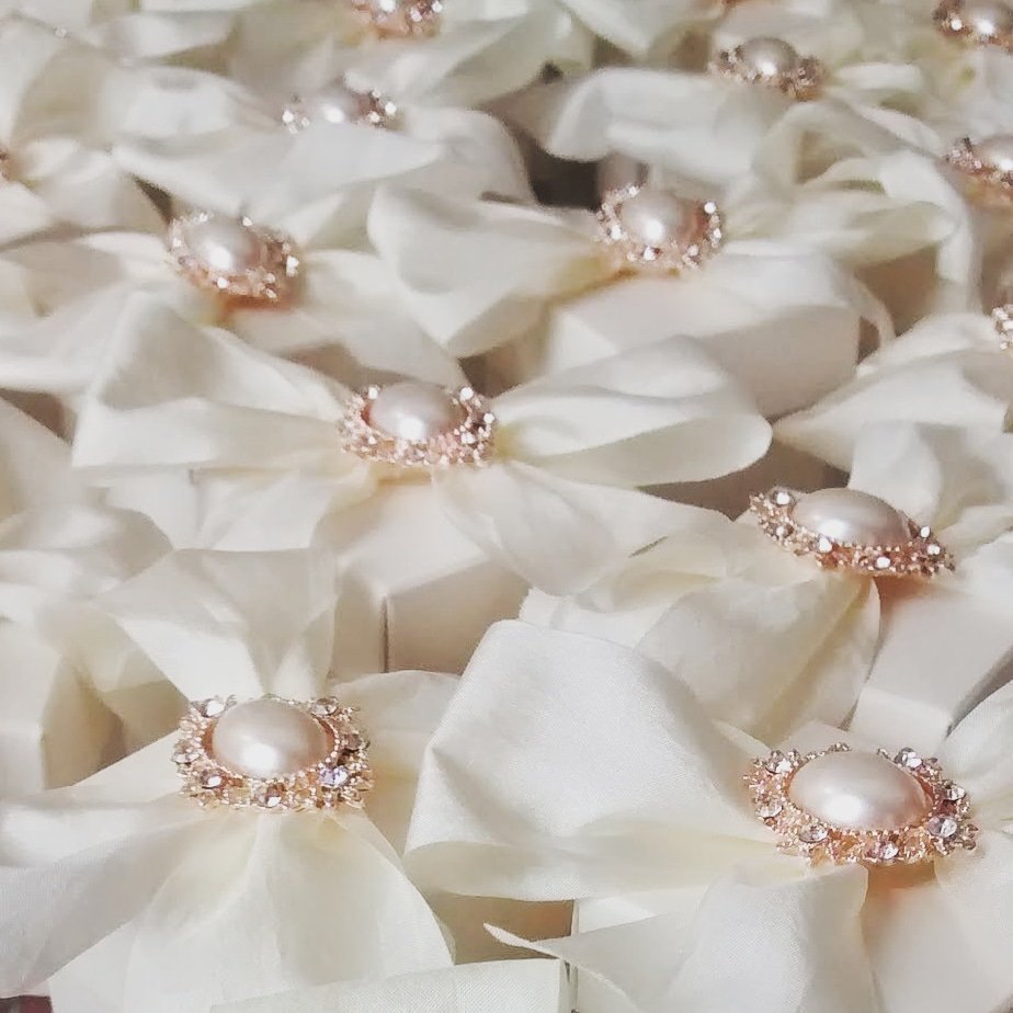 byjostationery's tweet image. #Bows for days 🎀 #throwback to these gorg #favourboxes we made for a #wedding at @the_orangery_margam in 2015
#weddingfavours #luxewedding #bows #pretty #rosegold #stationery #weddinginspo #weddingideas #weddingdetails #gettingmarried #bridetobe #throwbackthursday