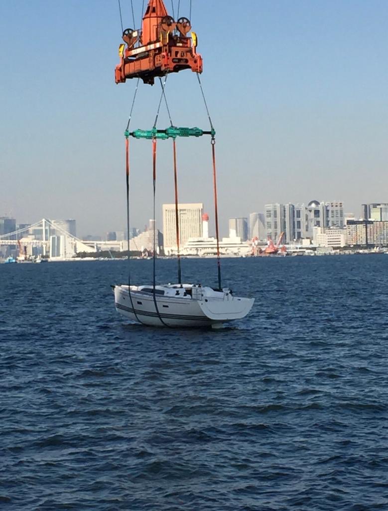 De in Muiderzand gekeurde Xp 44 is per zeeschip aangekomen in Tokyo en wordt vanaf het zeeschip te water gelaten!
