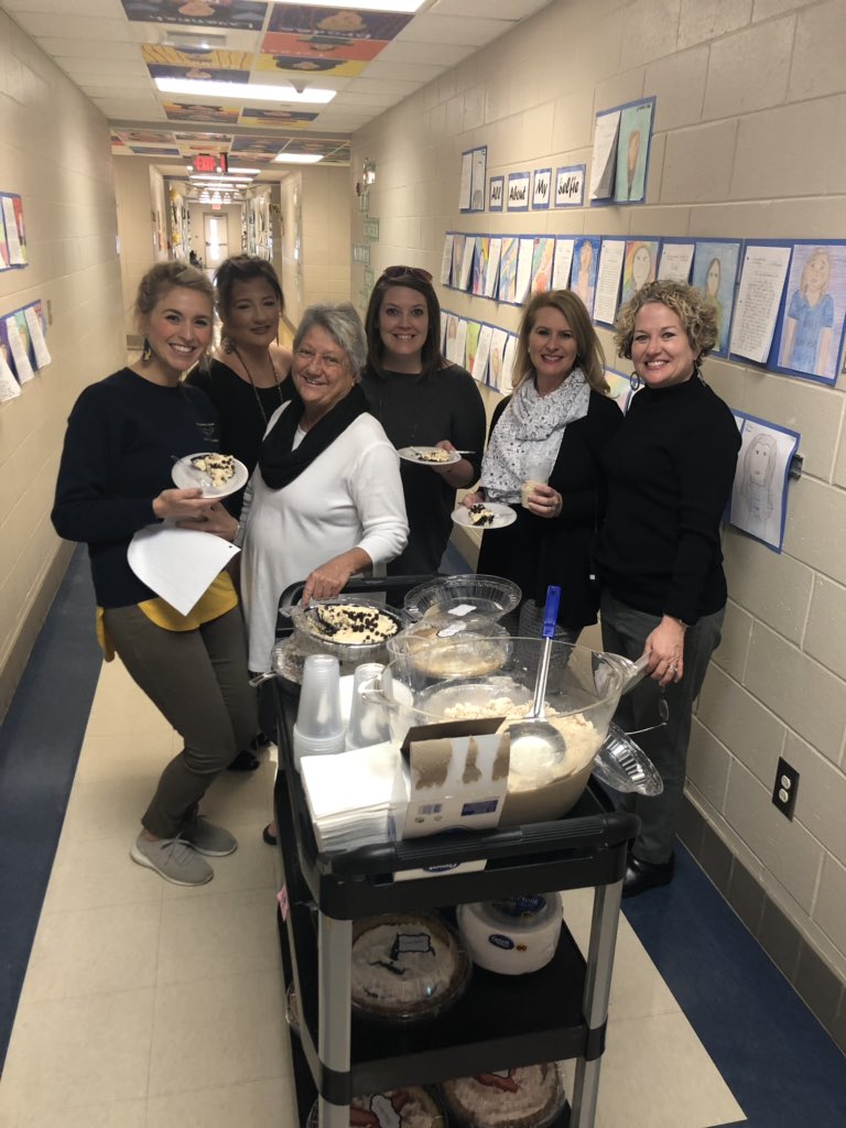 Mrs_SDillard's tweet photo. The happy cart came today. Thank you for the homemade pie and coffee slush! @monagriffi #Dawesome #appeciated https://t.co/5kjOR7S9mZ