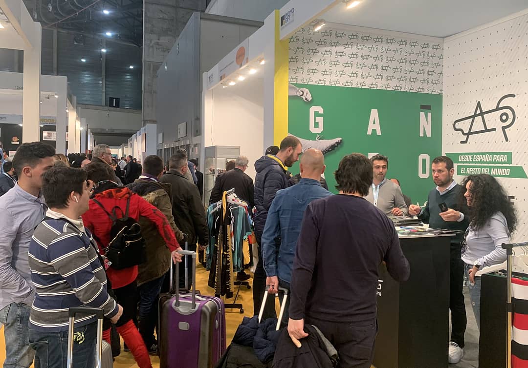 JoaquinRasco's tweet photo. Finaliza nuestra presencia en una de las mayores ferias del sector en Europa. #Promogift2019 me ha regalado el calor de todos los que siguen @OficialGanafote desde la distancia.
¡Gracias, Madrid! #gañafote #madrid #feria #texti https://t.co/JUqPOKz2rY