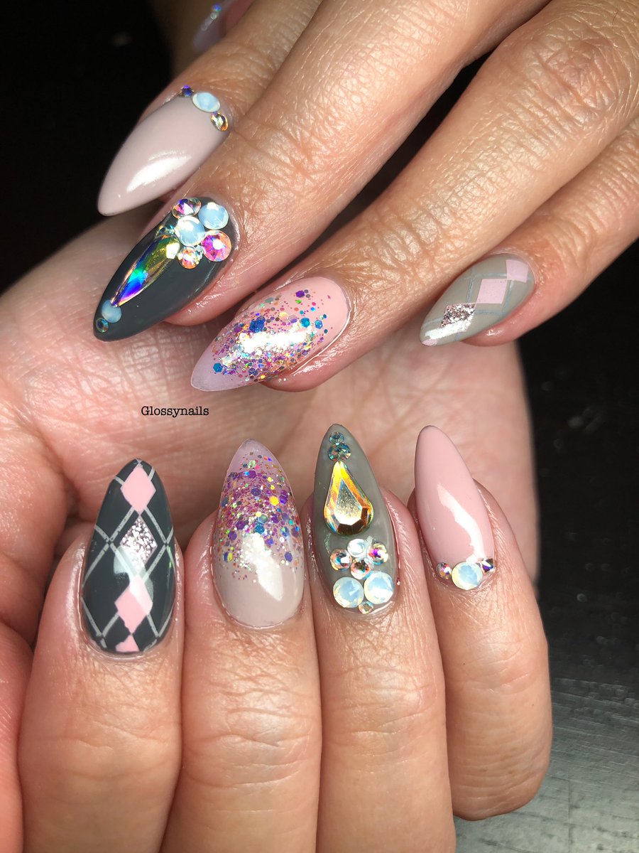 Glossynails's tweet photo. @EmeryRee do you ever have plain nails?
@CNDWorld perfect colour mix
@akzentz luxio gel polish
@ClearJStamper essentials plate
@swarovski  bling bling
@DetailsBeauty loose glitter 
#beauty #nailart #nails #nailedit #naildesign https://t.co/OTAuqUerfn