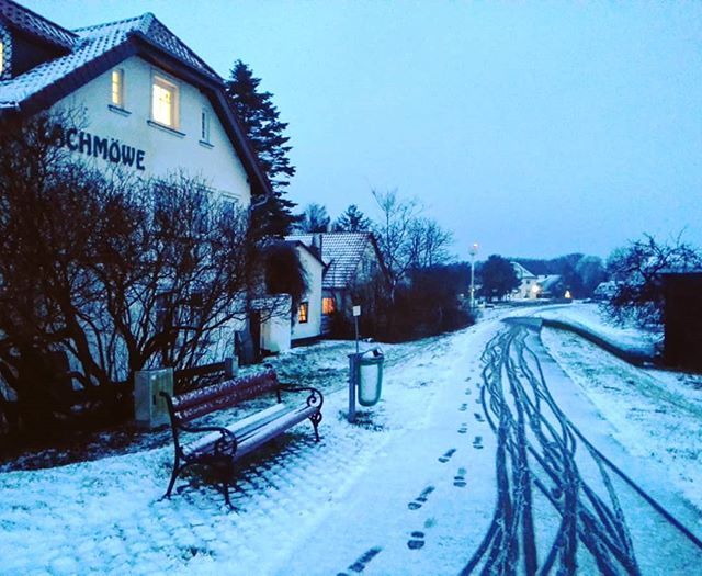 hiddenseeforum's tweet photo. Vor 5 Jahren lag #Schnee auf der Insel #Hiddensee. 2019 ist die Insel (noch) schneefrei.
#inselhiddensee #morgen #schneeammorgen #winter2014 #snow #snowwhite #hiddenseeforum #wirsindinsel #winterlandschaft https://t.co/C5WpUYBjHk https://t.co/shhYLcJHWR