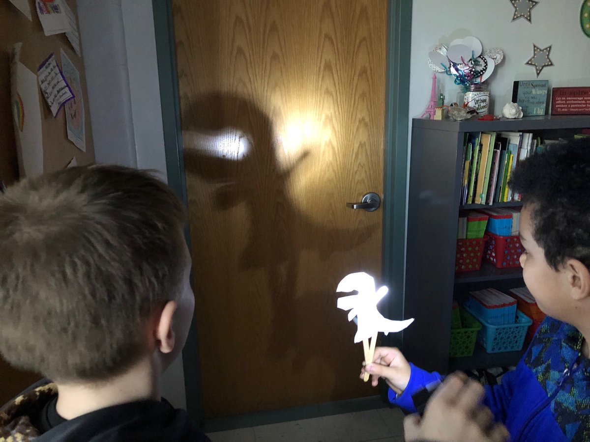 ByrneEbyrne's tweet photo. Learning about light and shadows in science.  #PESJanuary19 https://t.co/VdtvG6mrZw