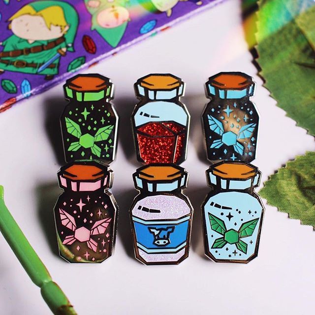 SoulPieceLabs's tweet photo. #tbt A Link to the Past
I don’t think we ever posted a pic of all our Zelda inspired Adventurer Bottles together so biggest of shout outs to @sariaslays for this awesome photo!
◇◇◇◇◇
Do you want to see more Zelda inspired product in 2019? Let us … https://t.co/d3Ui3nhFRM https://t.co/75AkEobPIF