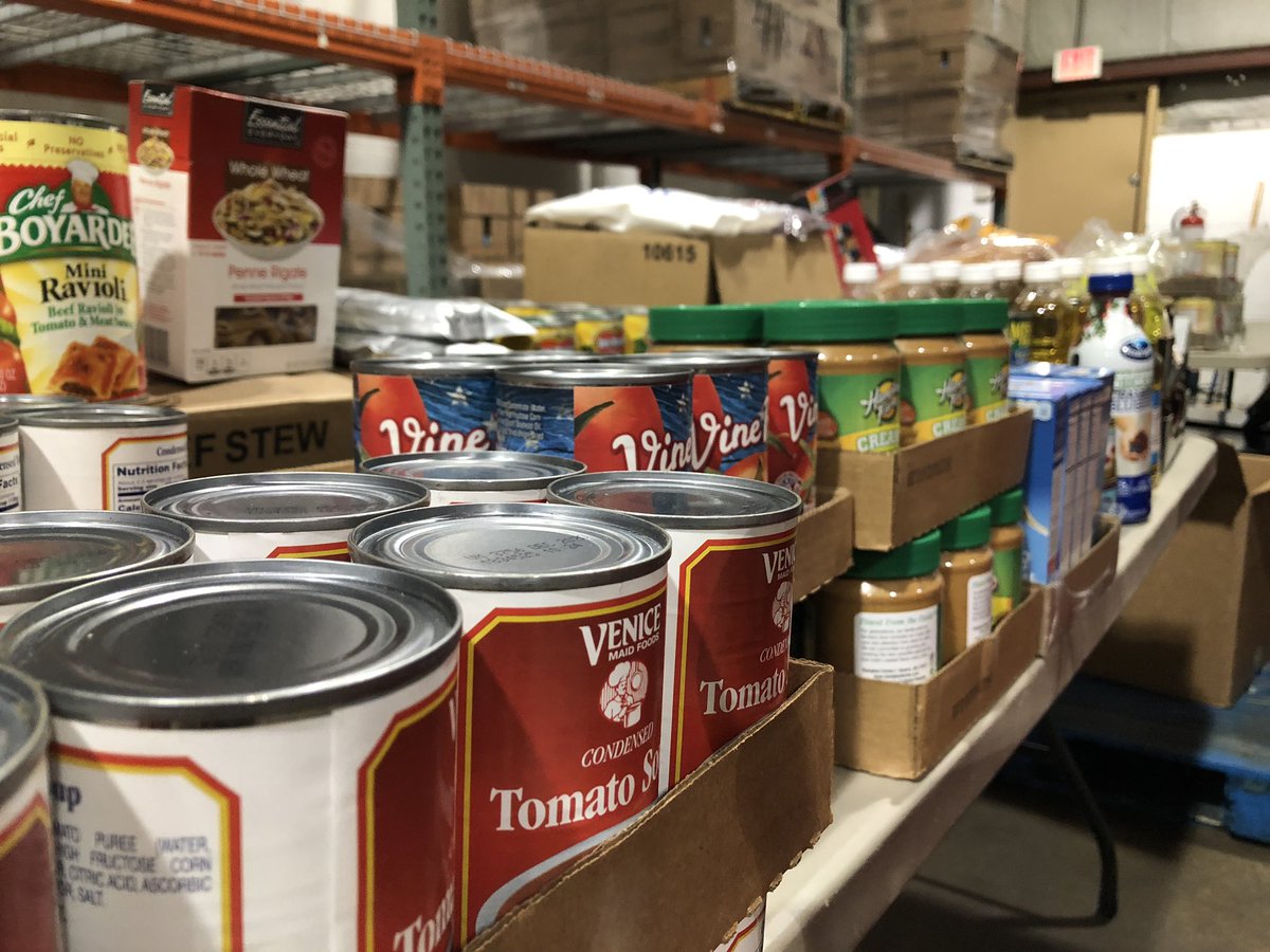 VictoriaSanchez's tweet photo. Fredericksburg food bank feeding federal workers during the #governmentshutdown. 
“We don’t care what kind of car you drive, how big your house is. The bottom line is, when the paychecks stop, the bills don’t.”
My story at 4&amp;5 on @ABC7News https://t.co/SWSrYXjlon