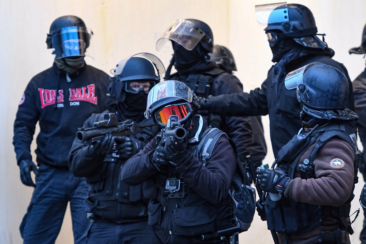 Le #gouvernement exclut l'idée d'abandonner l'usage des #LBD dans les manifestations
#Flashball #GiletsJaunes #police
➡️ https://francais.rt.com/france/58072-gouvernement-exclut-idee-dabandonner-usage-lbd-manifestations …
