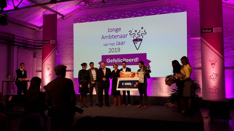 MinBZK's tweet photo. Winnaar #javhj2019: Brandon Pouw van Provincie @zuid_holland. De juryvoorzitter Marieke van Wallenburg: "Hij is een echte verbinder, hij heeft ons geraakt. Hij zet altijd de maatschappelijke opgave centraal en geeft anderen ruimte. Brandon gefeliciteerd! https://t.co/jpYdFlL1bi