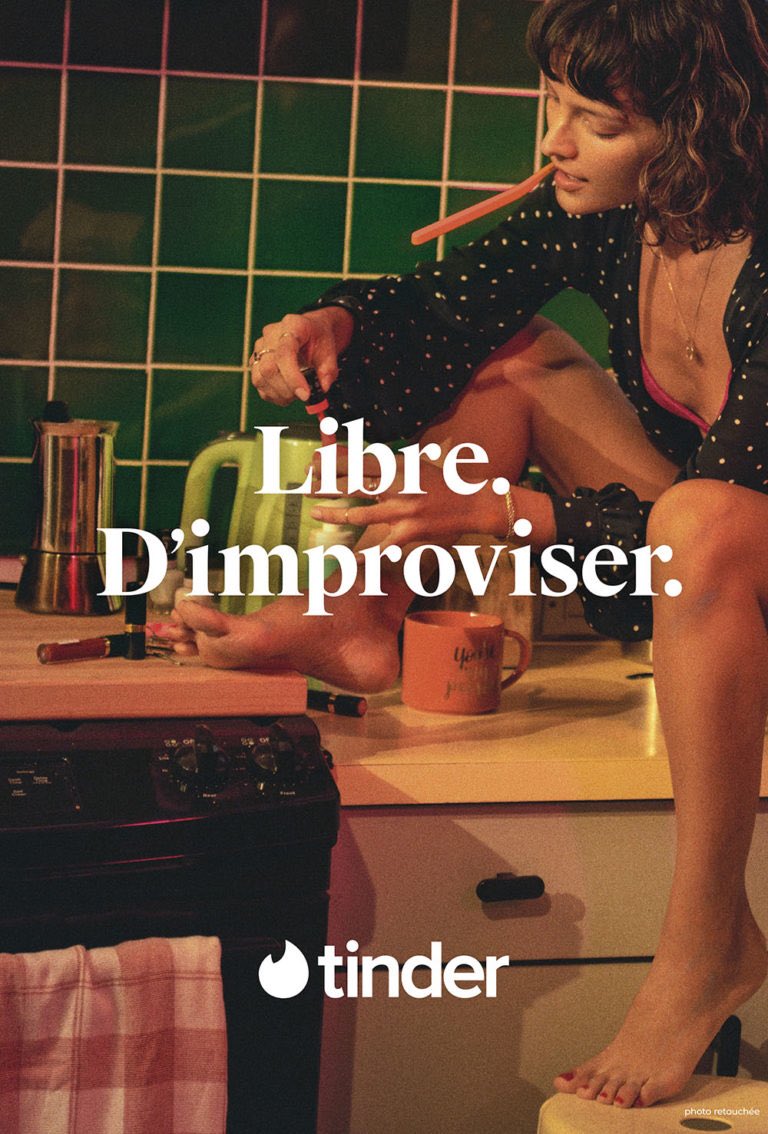 emmavlle's tweet photo. Nouvelle campagne print de @Tinder par l’agence Wieden+Kennedy: « single not sorry » est une véritable ode au célibat ! Cependant nous pouvons nous poser la question de la vision du couple faites par Tinder.. 🙅🏼‍♀️ https://t.co/cIe74kxvhK