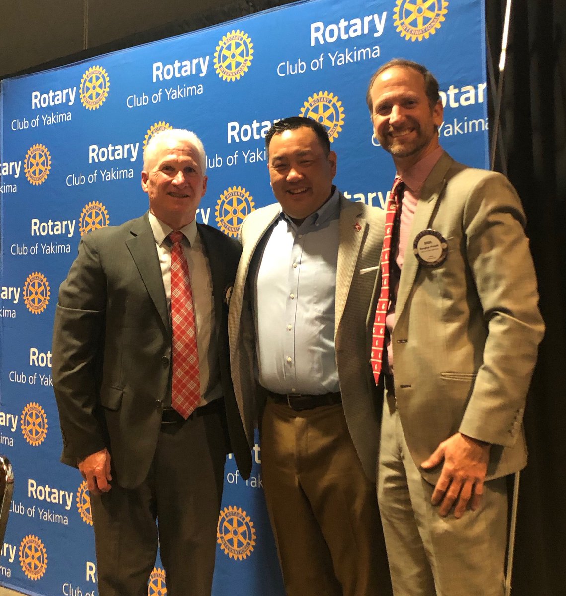 pat_chun's tweet photo. Nice afternoon with @yakimarotary. Congrats on 100 years of serving Yakima. Thx @CougarAthFund members Doug and Darlene Picatti for giving @WSUCougars center stage at today’s meetings. #GoCougs https://t.co/a1RwDDSzXB