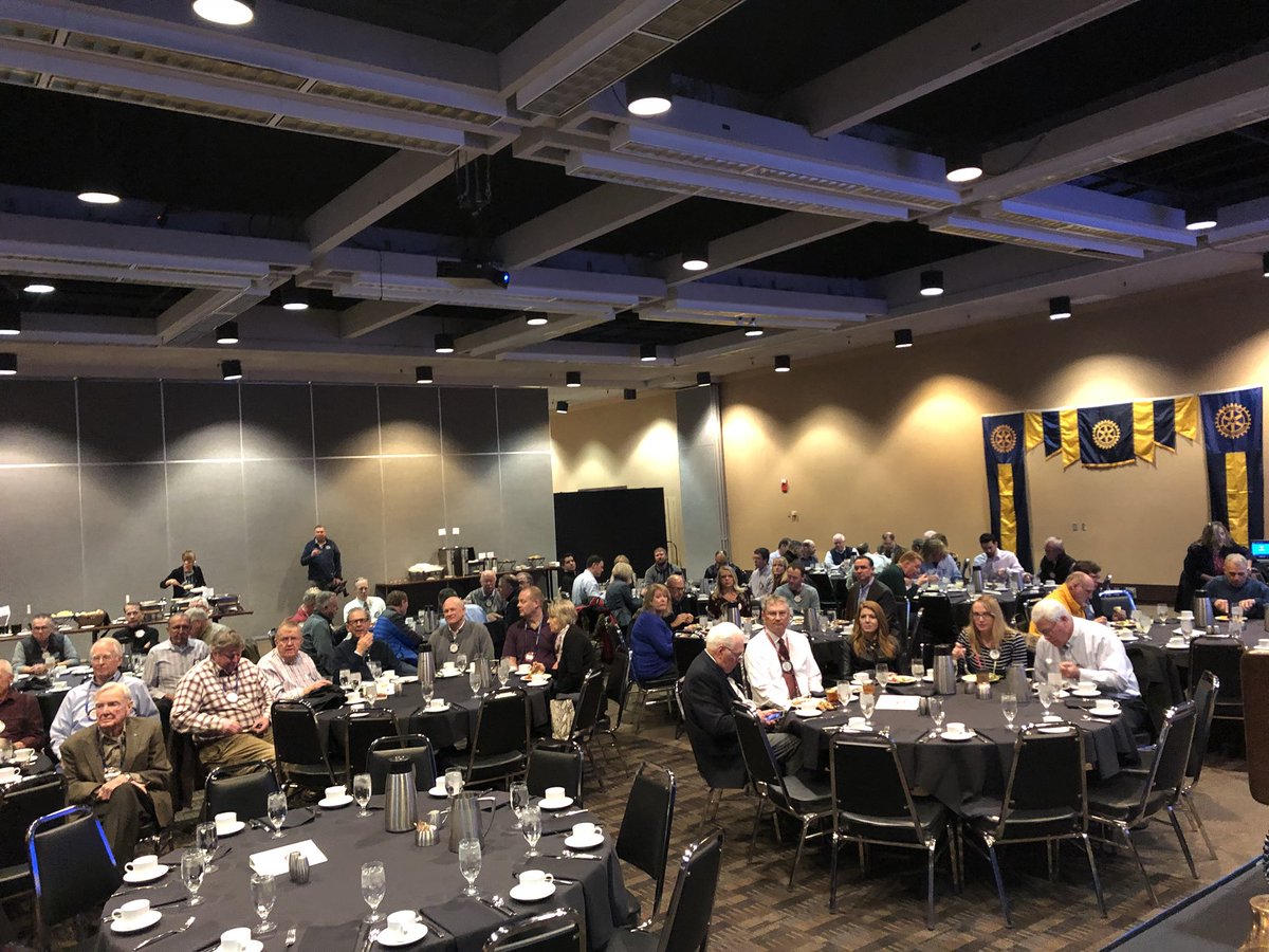 pat_chun's tweet photo. Nice afternoon with @yakimarotary. Congrats on 100 years of serving Yakima. Thx @CougarAthFund members Doug and Darlene Picatti for giving @WSUCougars center stage at today’s meetings. #GoCougs https://t.co/a1RwDDSzXB