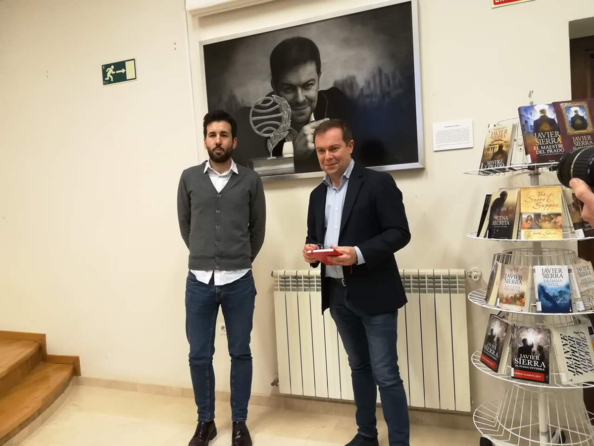 Javier__Sierra's tweet photo. Hoy en #Teruel el pintor @jmartinvl (Juan Martín Villate) ha sumado al #LegadoJavierSierra de la @BPE_Teruel el retrato "Javier Sierra en el camino de la luz". Y yo, agradecido por tanta generosidad y arte. https://t.co/vBxPpwS2cN