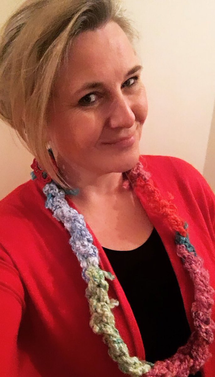 liekelamb's tweet photo. haar handen willen niet alles maar haken vindt ze geweldig ... haar rustpunt en afsluiting ... en lukt best aardig en vandaag kreeg ik prachtige ketting❤️❤️ #bindweefsel #autism #topsieraad https://t.co/eD1snfqOug
