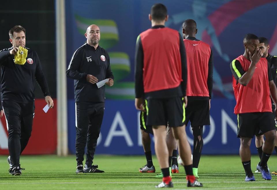 El dato #MDB: Félix Sánchez no es el único español en la selección de Qatar.

- Sergio Alegre (asistente)
- Alberto Méndez (preparador físico)
- Carlos Domenech (preparador físico)
- David Rodríguez (preparador físico)
- Javi Ramos (analista)

¡Equipazo! 🇪🇸🙏🇶🇦