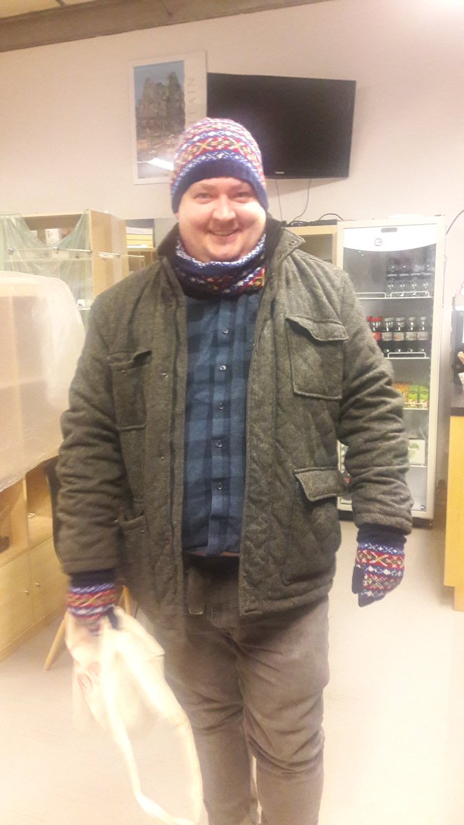 thedutchknitter's tweet photo. James with hat, cowl and mittens in traditional Fair Isle colours after a cosy knitting night at the #Scalloway museum.#FairIsle
#MagischeMotieven #Magicmotifs
#Shetland
#breien #knitting #stricken
#carlameijsen #thedutchknitters #fairisleknitting
#ShetlandArts #thebooth https://t.co/O5HzK6aXdw