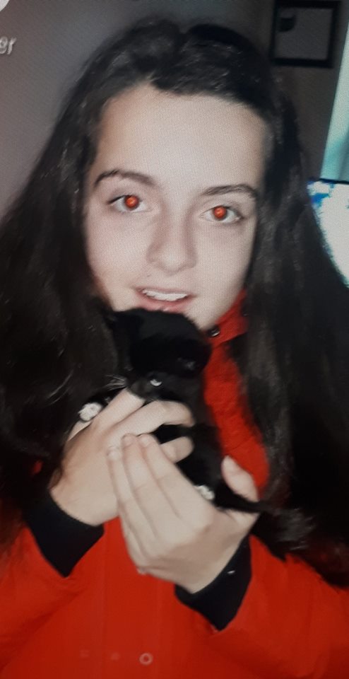 HitsWestMidsX's tweet image. #MISSING: Soraya Frindi, 12, from #Evesham, was last seen at school this morning. 

She is of Middle Eastern appearance, 5'2", with very long dark brown hair and brown eyes.

She was last seen wearing her school uniform including a black and yellow tie, and a bright red jacket.