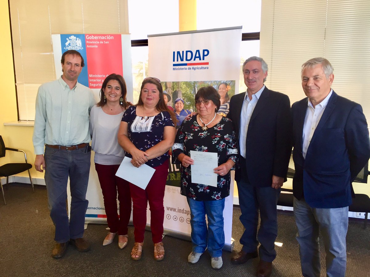 DPPSanAntonio's tweet photo. Hoy!. Gobernadora @gaby_alcalde @frlalcalde @INDAPValparaiso junto a director nacional (S) Luis Bravo entregan recursos a agricultores 👨🏻‍🌾👩🏻‍🌾🐄🐴 afectado por #Incendio #SanEnrique en la comuna de @santodomingocl #ChileLoHacemostodos 🇨🇱 https://t.co/7LKMkwvZZr