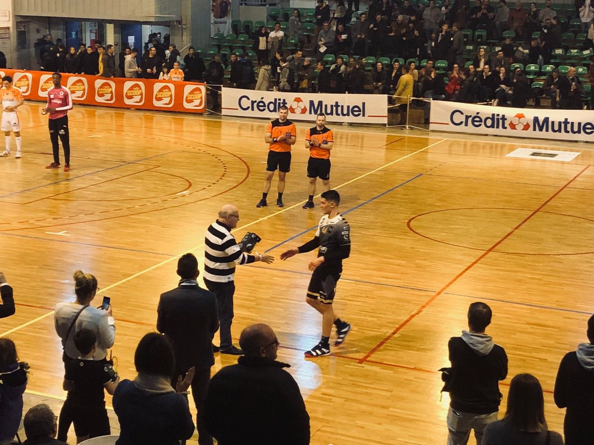 #handelite42 
⏱ Fin du match 
Le <a href="/mhbofficiel/">Montpellier Handball</a> s’impose sur le score de 32 - 29 face à une équipe du PAUC combative ! 
Félicitations <a href="/AymericMinne/">Aymeric Minne</a>, MVP du match ! 🔥

Rdv demain pour la petite finale contre <a href="/crmhb/">Les Irréductibles Cessonnais</a> 
#ALL4PAUC