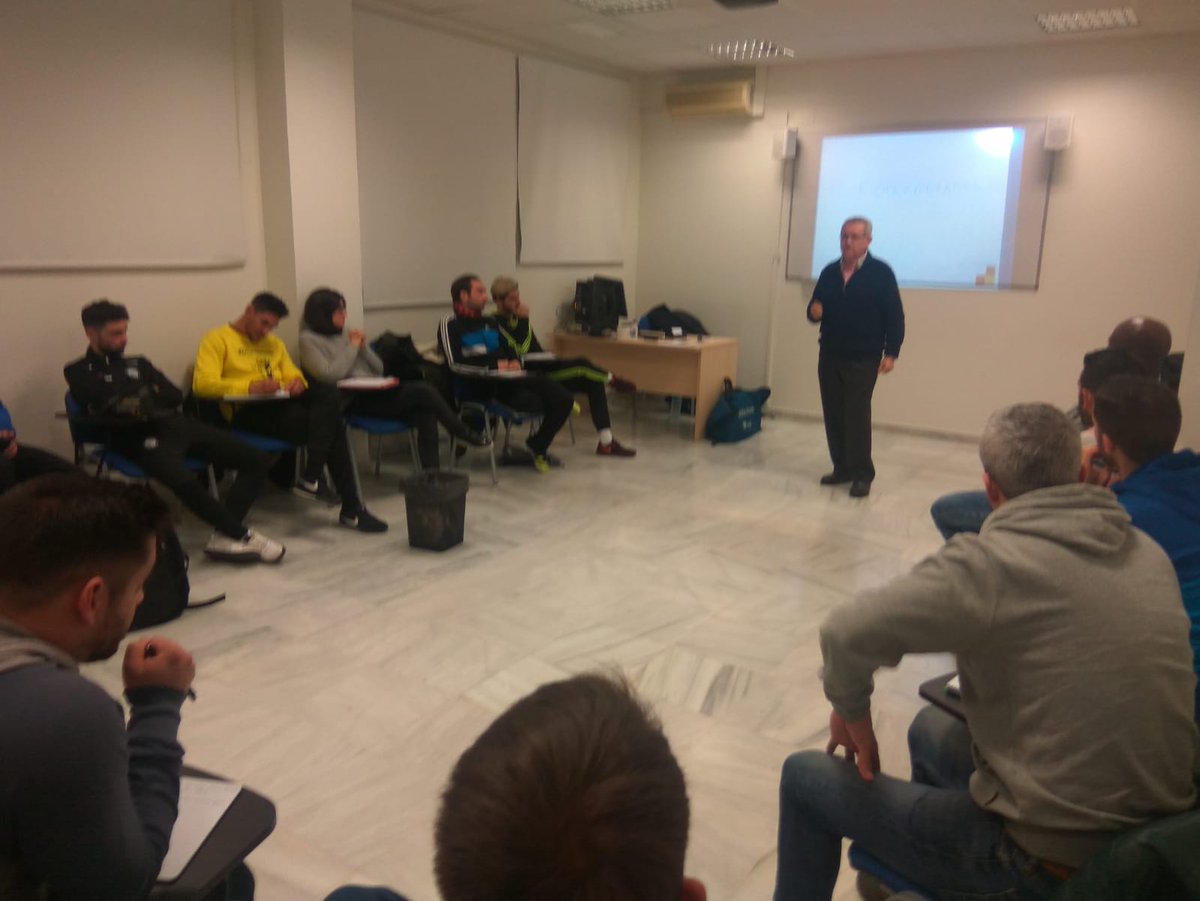 #FútbolSala 
Curso #BASICO que se celebra en Sevilla. Clases de Fisiología y Primeros  Auxilios a cargo Dr. Victor Urbano y visita de Francisco López. Grupo muy preparado y dispuestos a colaborar en el desarrollo del #FutbolSala. #FORMADORESDEDETUPASION. #CEDIFA