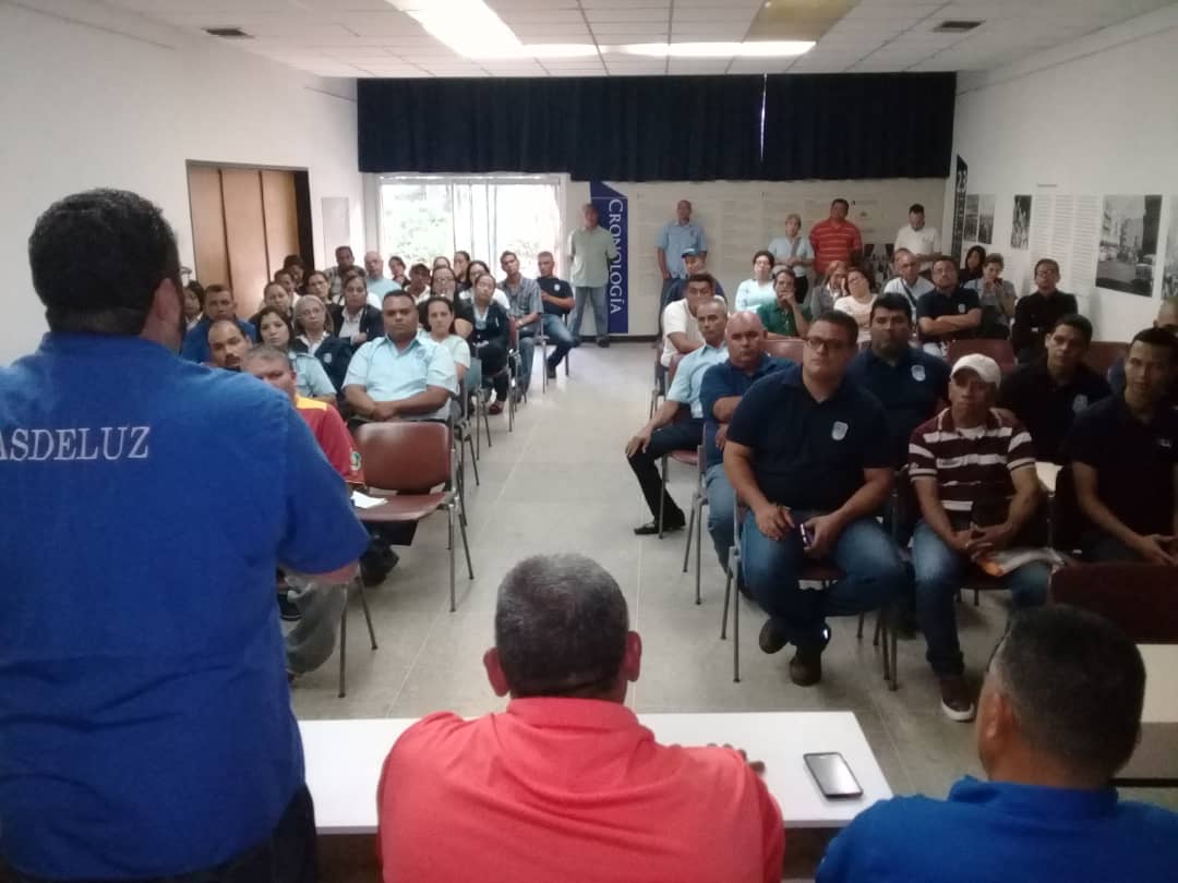juliovillareyes's tweet photo. #17Ene Continúan las asambleas intersectoriales organizadas por Asdeluz y Soluz.
Este jueves se visitó el núcleo técnico de LUZ para informar y discutir las acciones de protesta en defensa del bienestar de los trabajadores universitarios.
#Asdeluz #Soluz #LUZVE #Maracaibo https://t.co/Int5OgcNTK