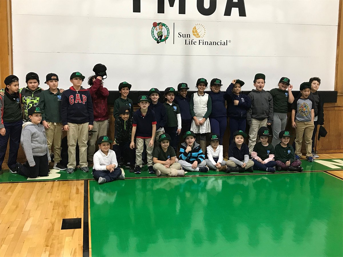 SunLifeUS's tweet photo. The #SunLifeFittoWin program is in its fifth year! Check out these photos from our latest kick-off events. Each year we partner with the #Celtics, and local YMCAs and after-school programs to challenge students to complete healthy-habit activities. https://t.co/Aft4lJyK9h https://t.co/LrCwLalTfA