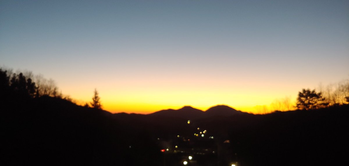 supsansa's tweet image. 깊은 산중에도 아침이 밝아 오는 모습이 장관이다. 경이롭기까지