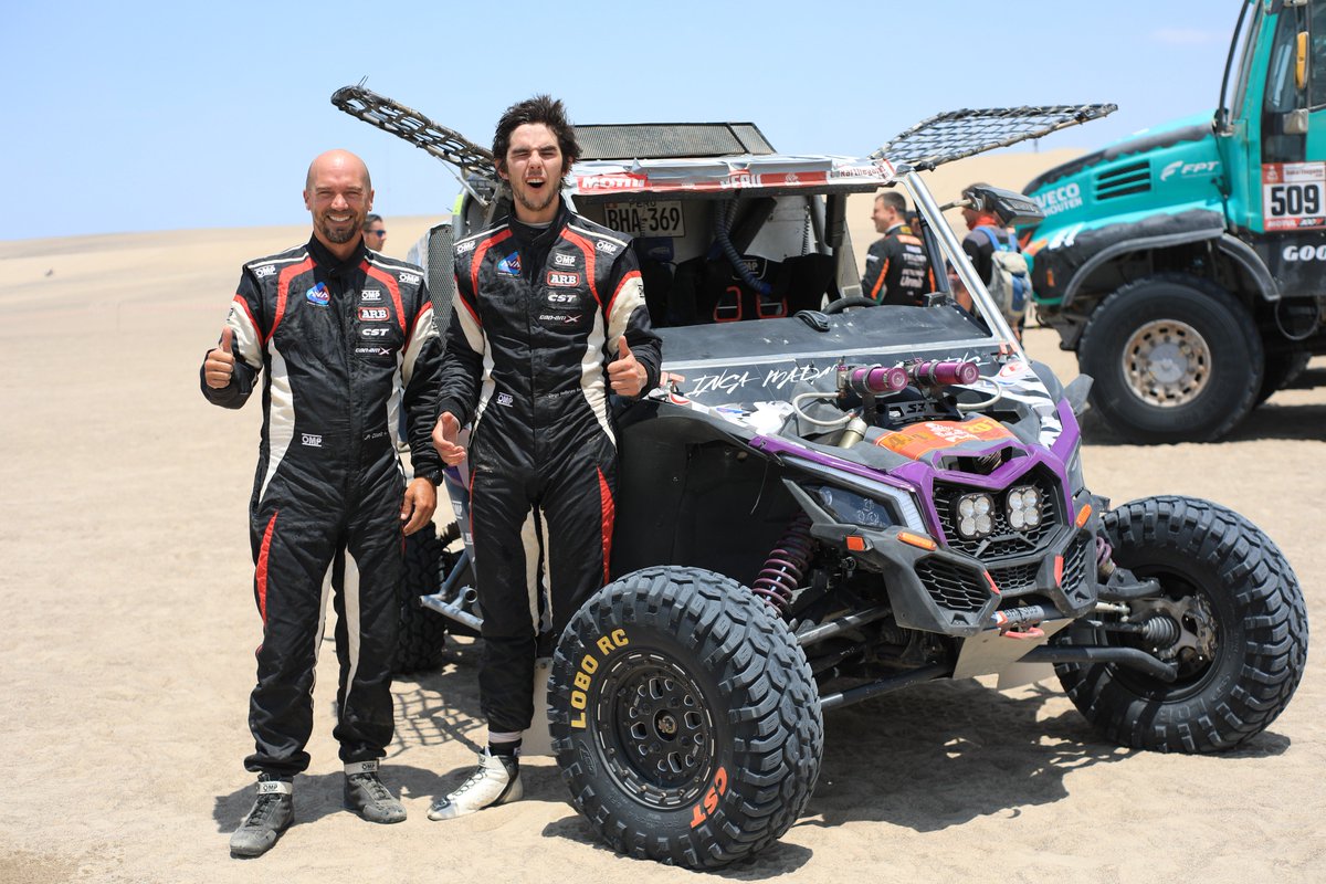 iteaperu's tweet photo. ¡Así fue la llegada de @fuchsrally, #DiegoHeilbrunn , #JoséSalaverry, #FernandoFerrand, #LeonardoBaronio y #JavierUribe al final de la décima etapa del @dakar 100% Perú! ¡Felicidades al #TeamPerú! 

#ITEAEnElDakar 🚘😎 // 📸 #ITEAPhoto #Dakar2019 #DakarPerú #Dakar https://t.co/zDHSDSEYyV