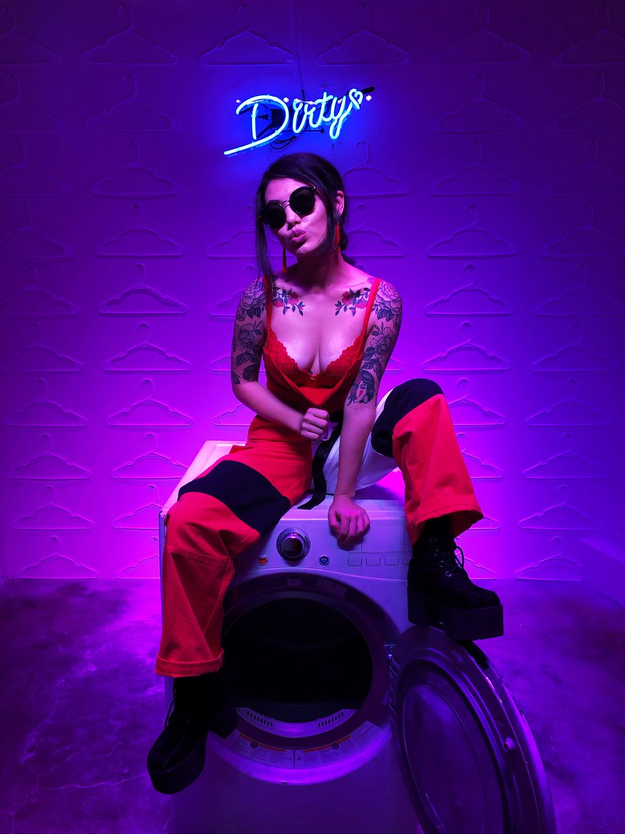 lunachrissy's tweet photo. Neon lights in LA 🌹 https://t.co/x6wEOZpUDa
