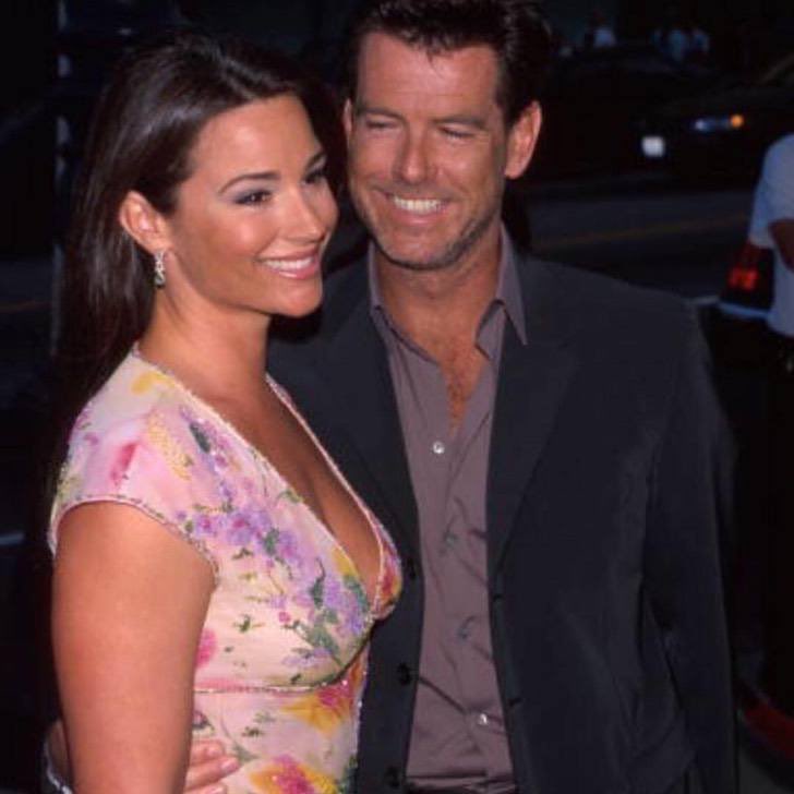 Pierce Brosnan mirando a su esposa pone la misma cara que me sale cada vez que mi madre me dice que ha hecho arroz con leche.