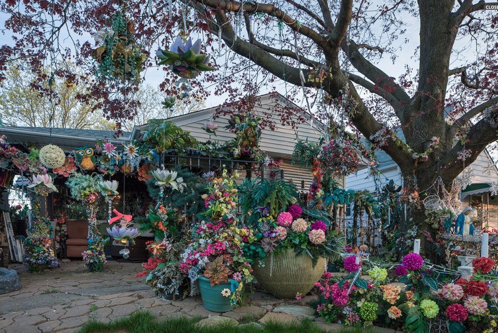 FlowerHouseRes's tweet image. Looking for an example of environmental art? Look no farther than the Flower House.